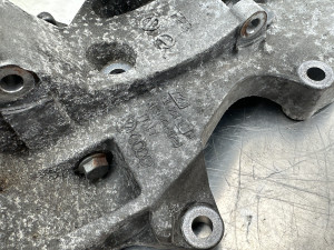 Nosac pumpe alternatora Audi A4 B8 (fotografija 2)
