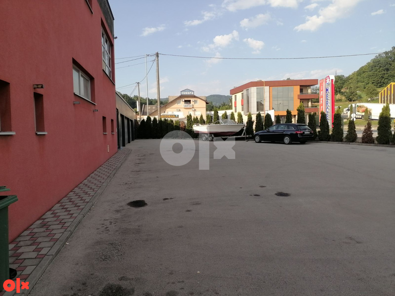 ZA IZNAJMLJIVANJE ili PRODAJU  Poslovni objekat Srebrenik 11