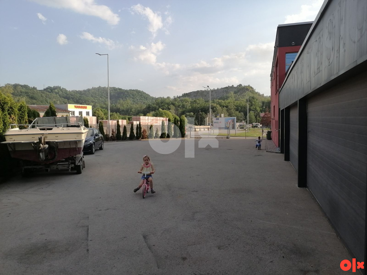 ZA IZNAJMLJIVANJE ili PRODAJU  Poslovni objekat Srebrenik 13