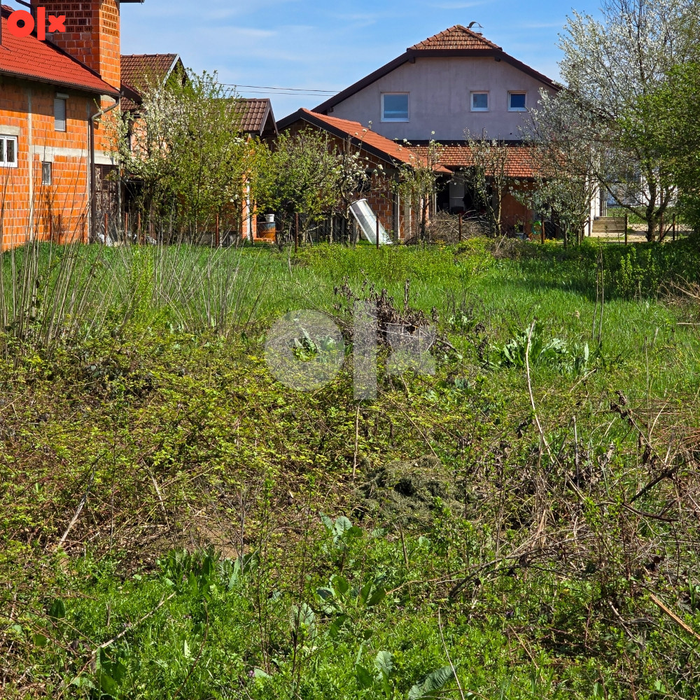 NA PRODAJU- PLAC 900 m2 kod Bazena 2