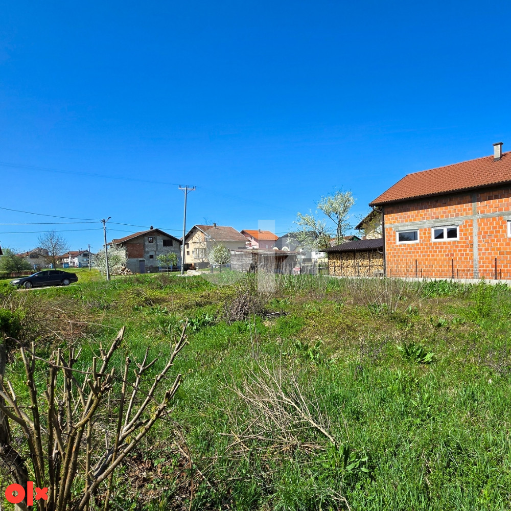 NA PRODAJU- PLAC 900 m2 kod Bazena 4
