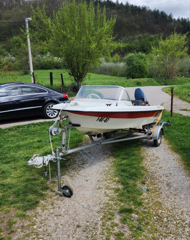 Čamac/Gliser sa pentom YAMAHA 28 HP