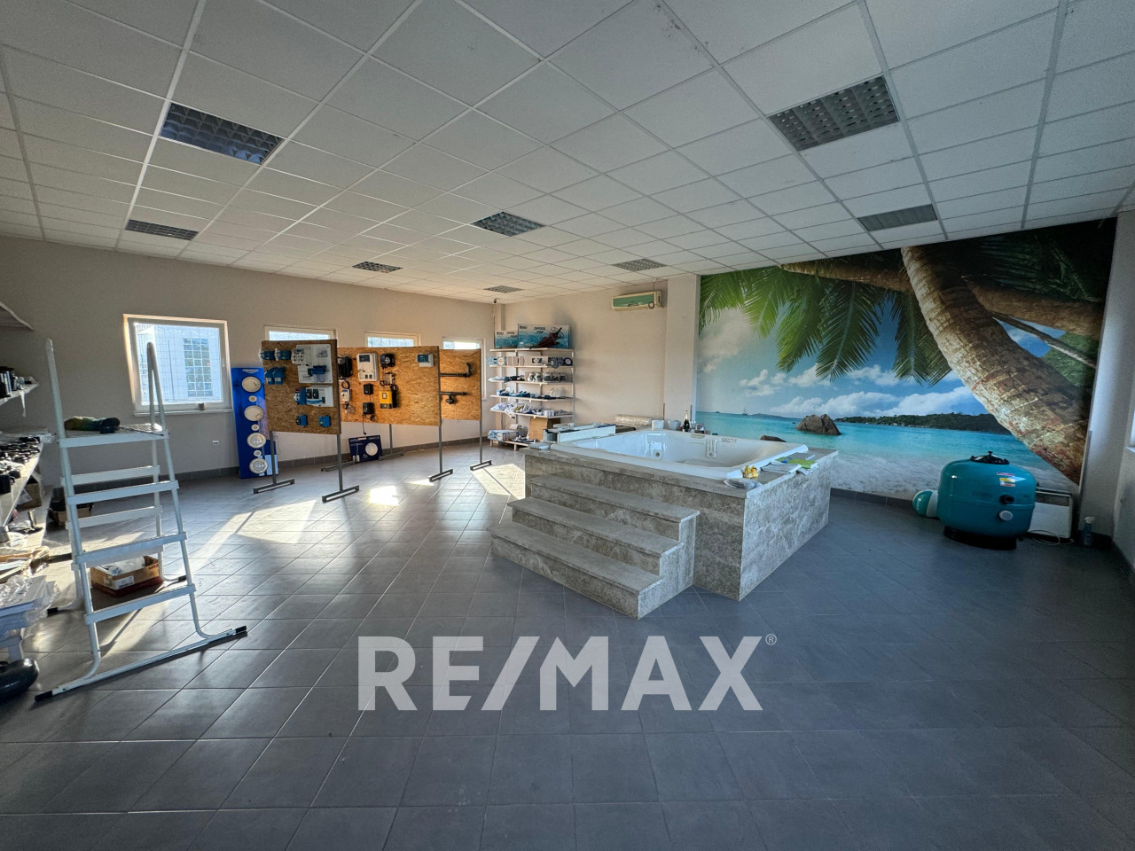 Hala sa skladištem i kancelarijama uz tranzit - 600m2 6