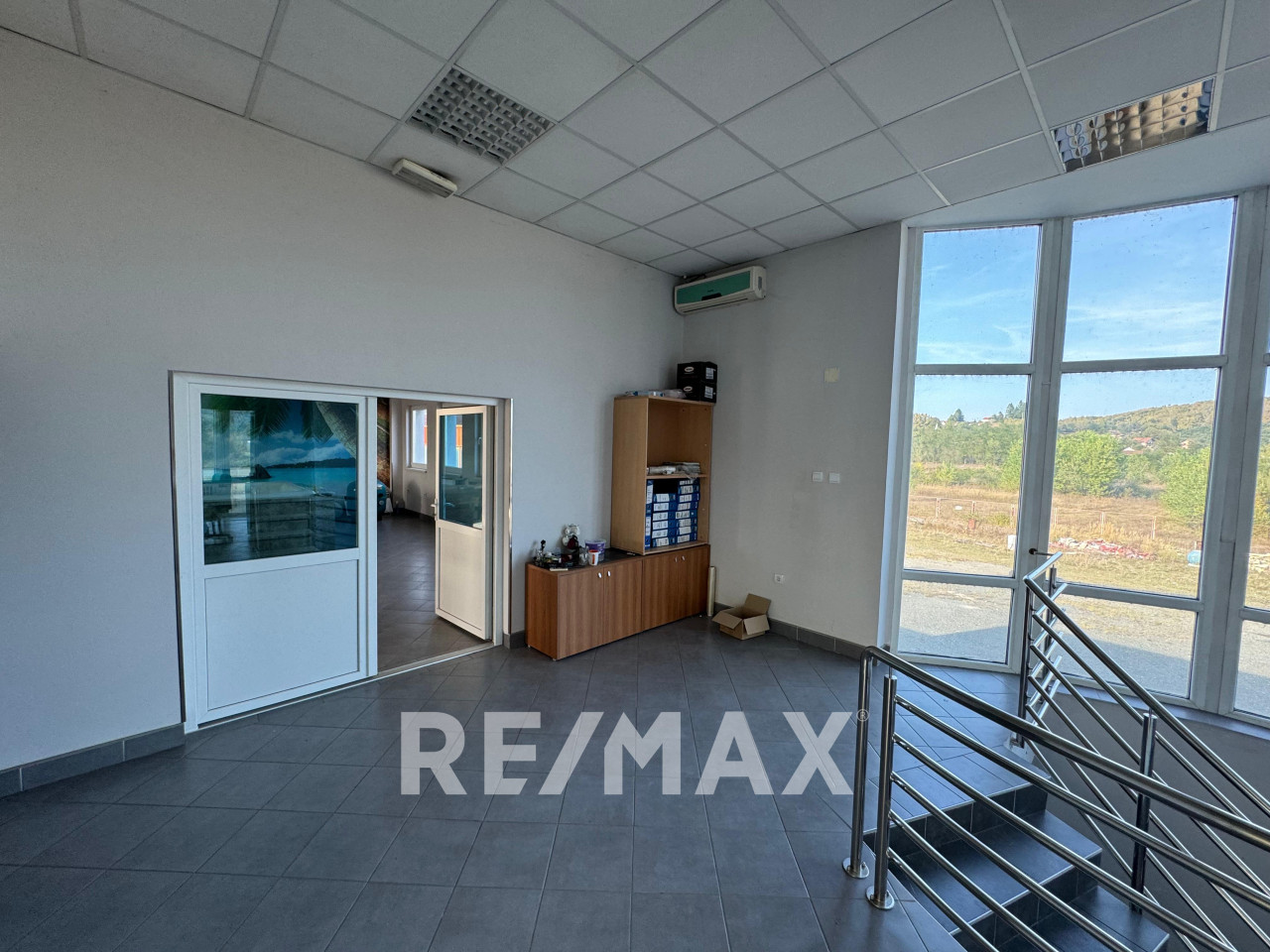 Hala sa skladištem i kancelarijama uz tranzit - 600m2 8