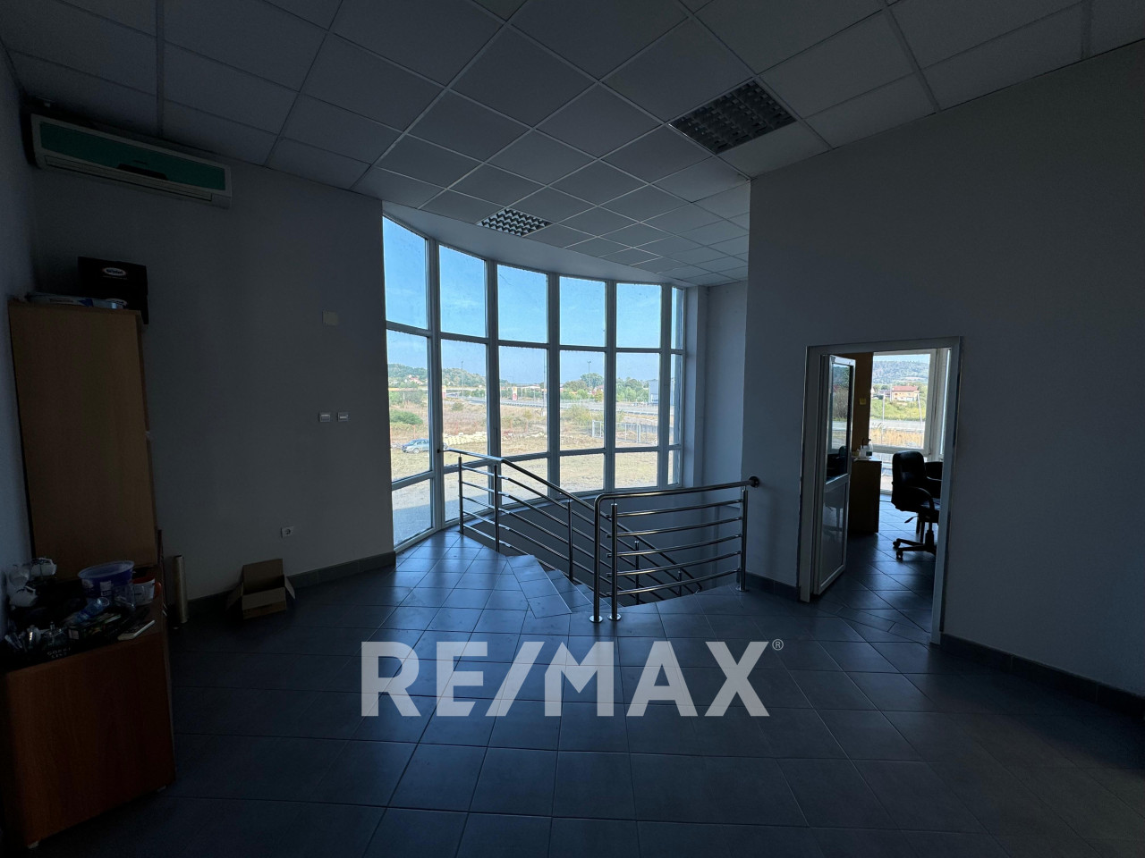 Hala sa skladištem i kancelarijama uz tranzit - 600m2 9