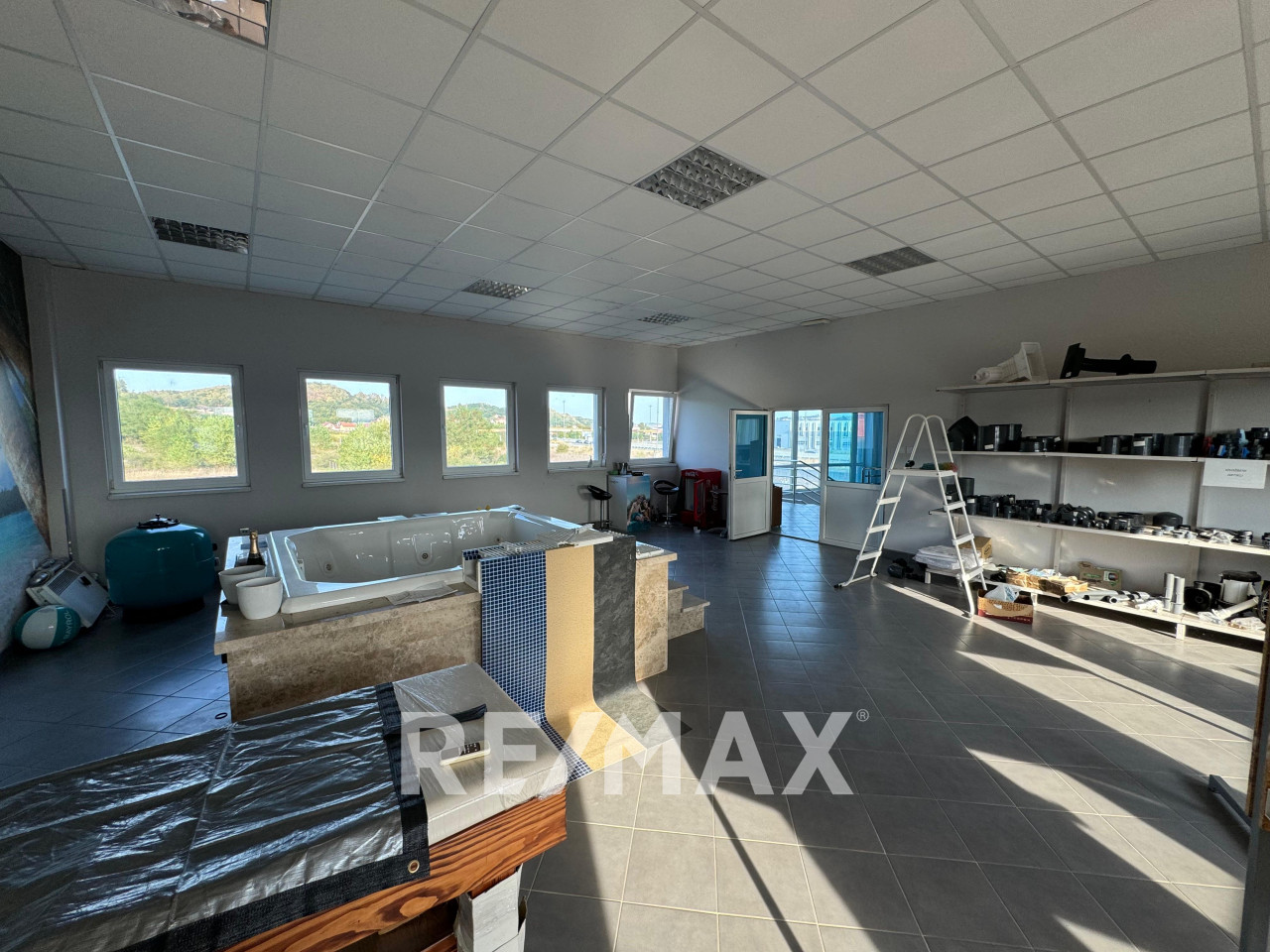 Hala sa skladištem i kancelarijama uz tranzit - 600m2 10