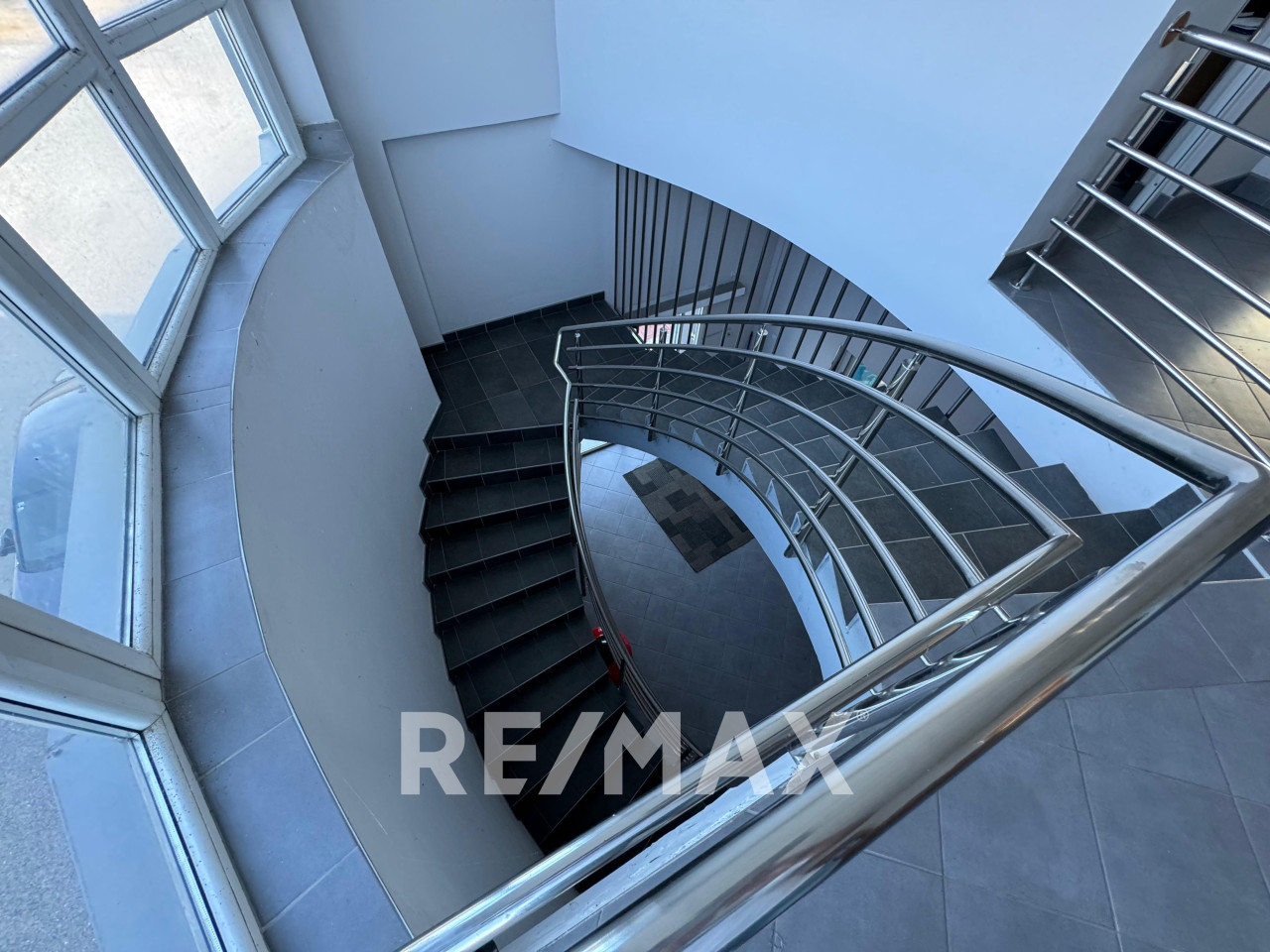Hala sa skladištem i kancelarijama uz tranzit - 600m2 16