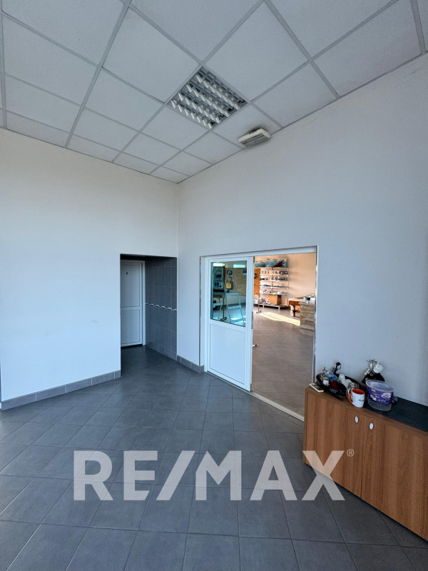 Hala sa skladištem i kancelarijama uz tranzit - 600m2 18