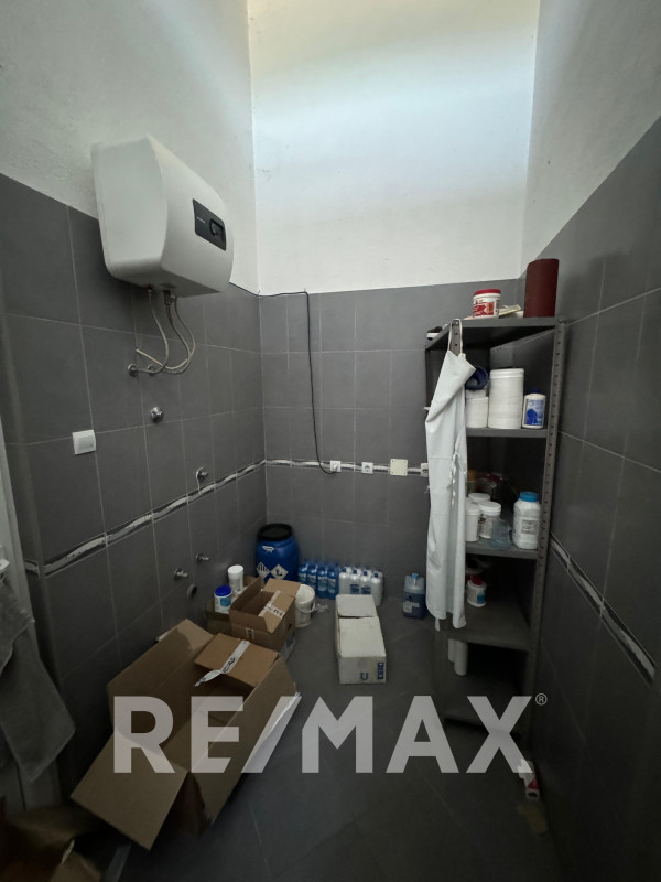 Hala sa skladištem i kancelarijama uz tranzit - 600m2 25