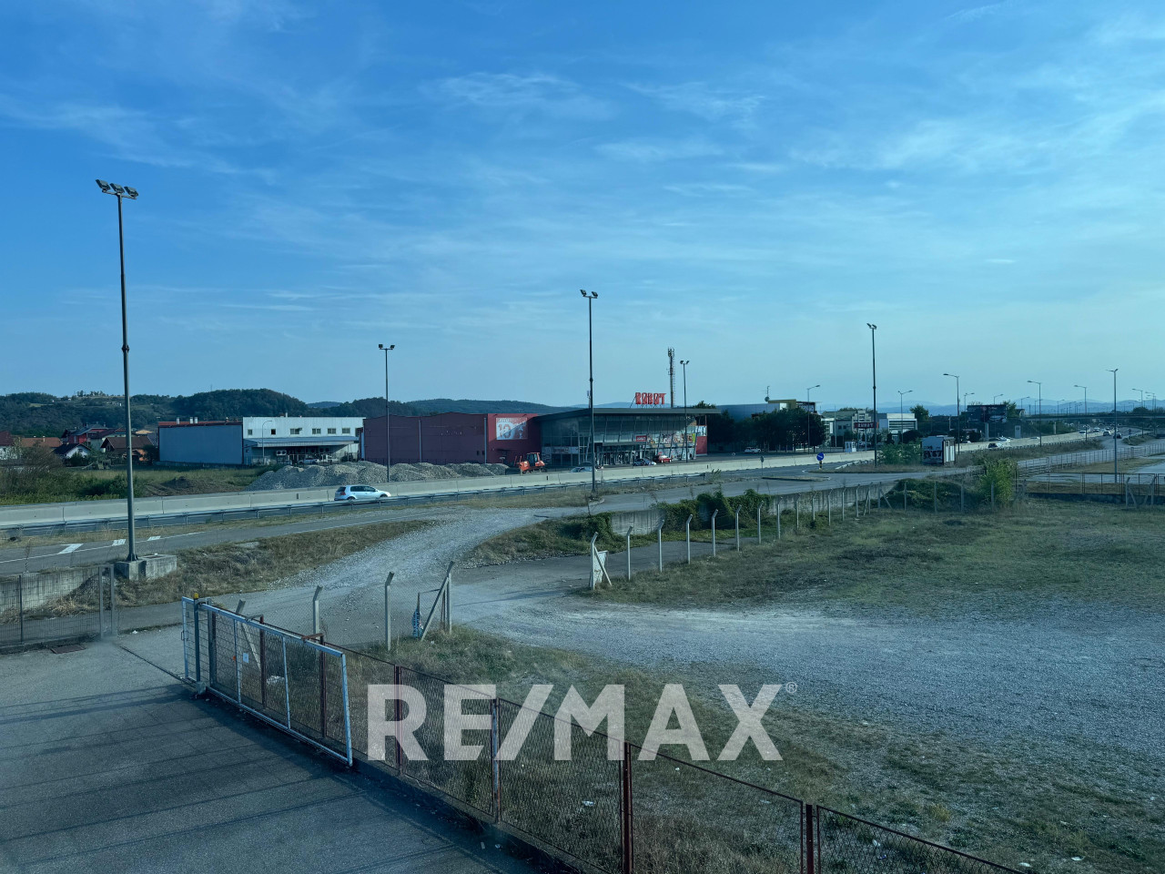 Hala sa skladištem i kancelarijama uz tranzit - 600m2 27
