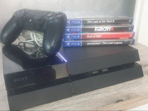 PS4 / 500 GB / 4 TOP IGRE /