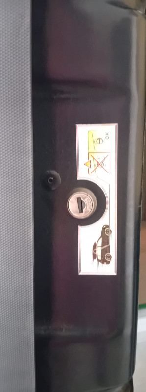 Kofer za auto sa nosacima