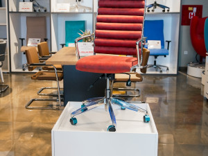 RASPRODAJA  POSLJEDNJE IZLOŽBENE STOLICE PO SNIŽENIM CIJENAMA