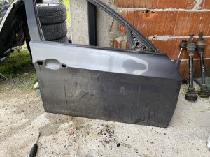 Prednja desna vrata bmw e90 e91 ostecena