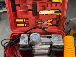 Kompresor za auto 12V sa dva klipa + oprema za auto