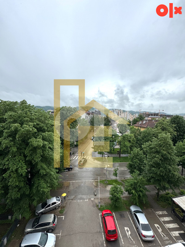 Iznajmljujemo trosoban stan sa garažom, Centar 25