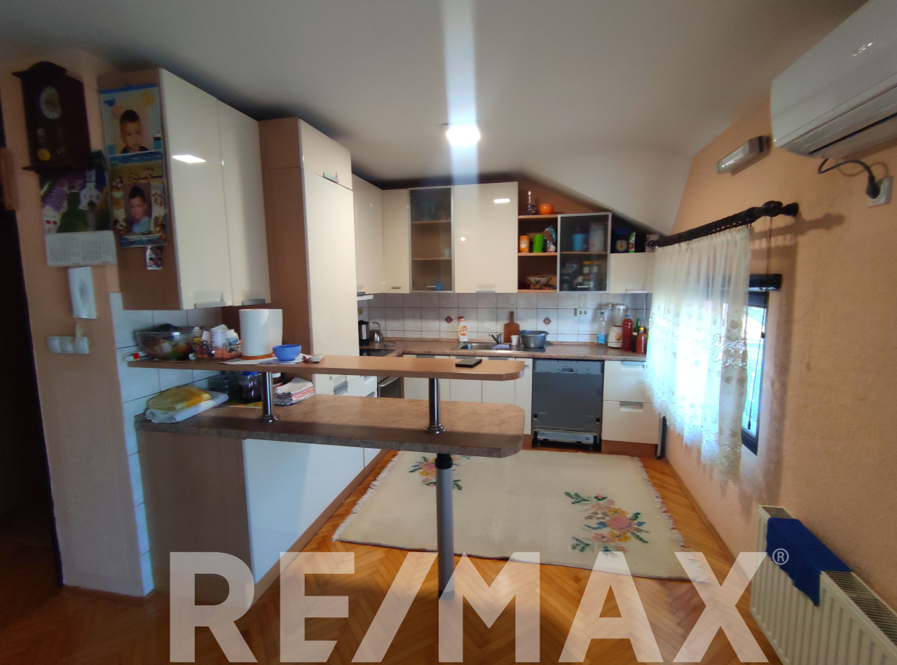 Dvije kuće 400m2 i plac 472m2,STARČEVICA 12