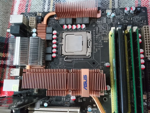 maticna ddr2  asus 775 + quad 2.40 ghz BEZ zvucne kartice PC