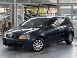 Volkswagen Golf 1.6 Benzin 2004 Godina !