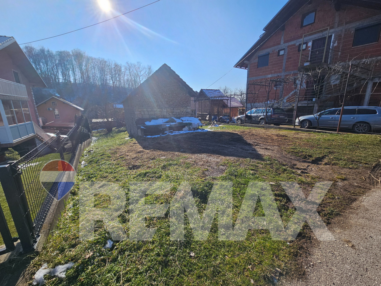 Odličan plac sa kućom kod crkve-1143 m²-Priječani – další