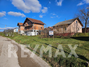 Excellent plot with a house near the church - 1143m2 - Priječani