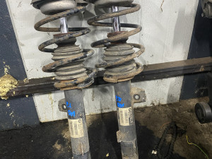 Prednji amortizeri bmw e90 e91 e87 lijevi desni komplet