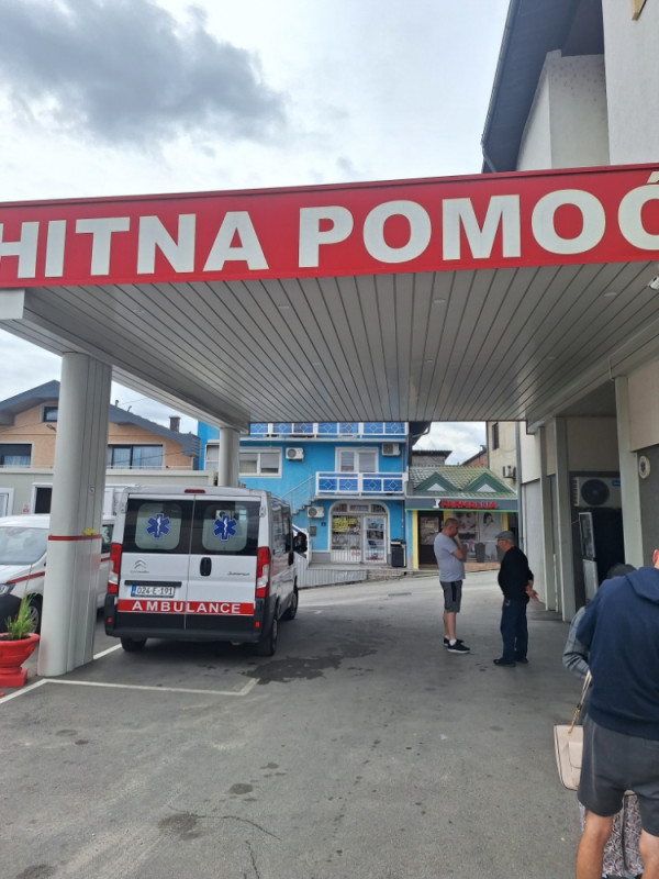 Prodajem kucu s 4 stana i 2 poslovna prostora 2