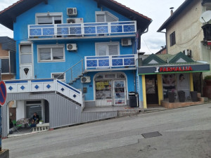 Selling a house with 4 apartments and 2 commercial spaces