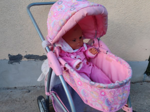 Dječija kolica sa bebom i opremom