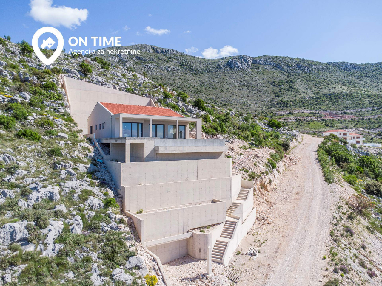 ONTIME prodaje: Vila sa bazenom, Ivanica 2