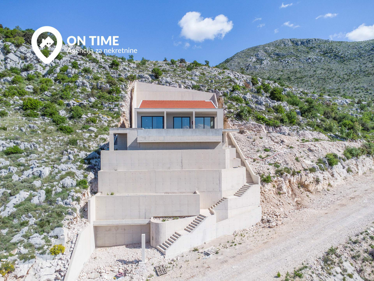 ONTIME prodaje: Vila sa bazenom, Ivanica 3