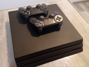 Ps4 PRO cipovan 1000 gb 33 igrice ps 4 2dzojstika playstation 4