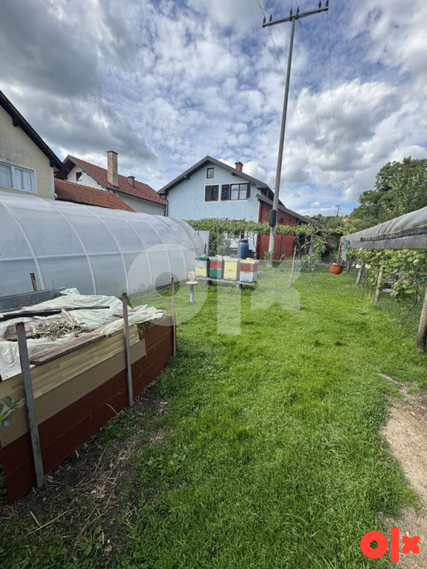 Stambeno poslovni objekat i dvorište, Sarači-Kalesija 8