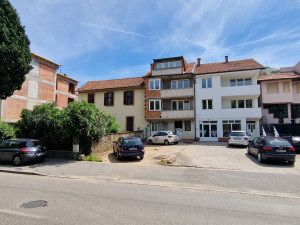 Kuća sa tri zasebna stana i poslovnim prostorom