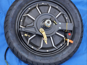 Točak sa elektro motorom i gumom