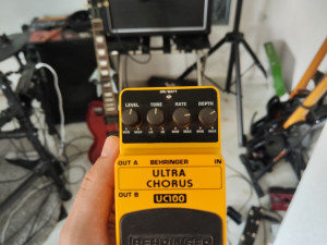 Behringer Ultra Chorus UC100 pedala