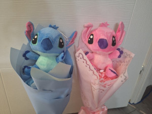 POKLON BUKET RUZA + STITCH ROZI ILI PLAVI