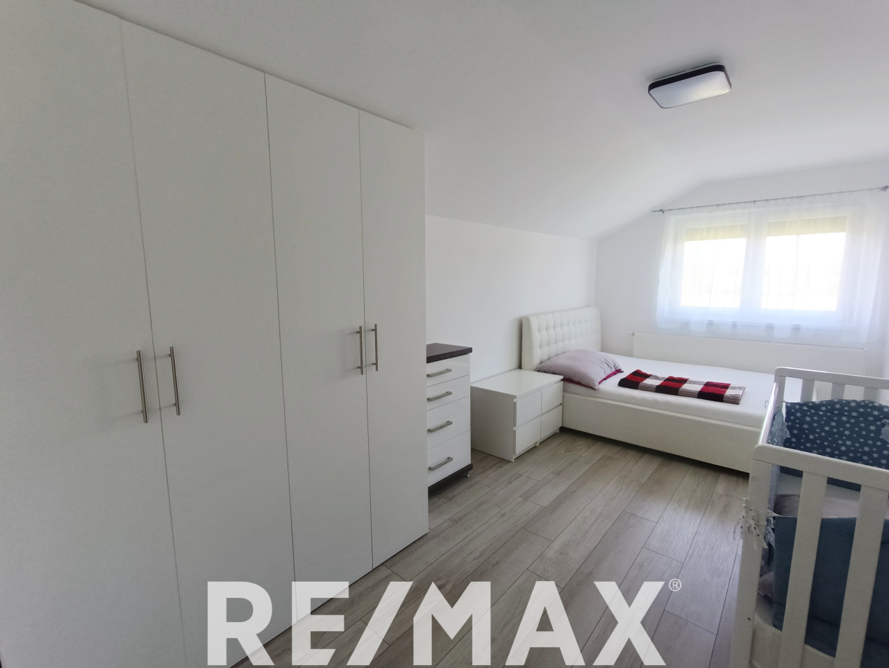 Prostrano imanje sa dva stana na 3120m2 u Derventskom lugu 19