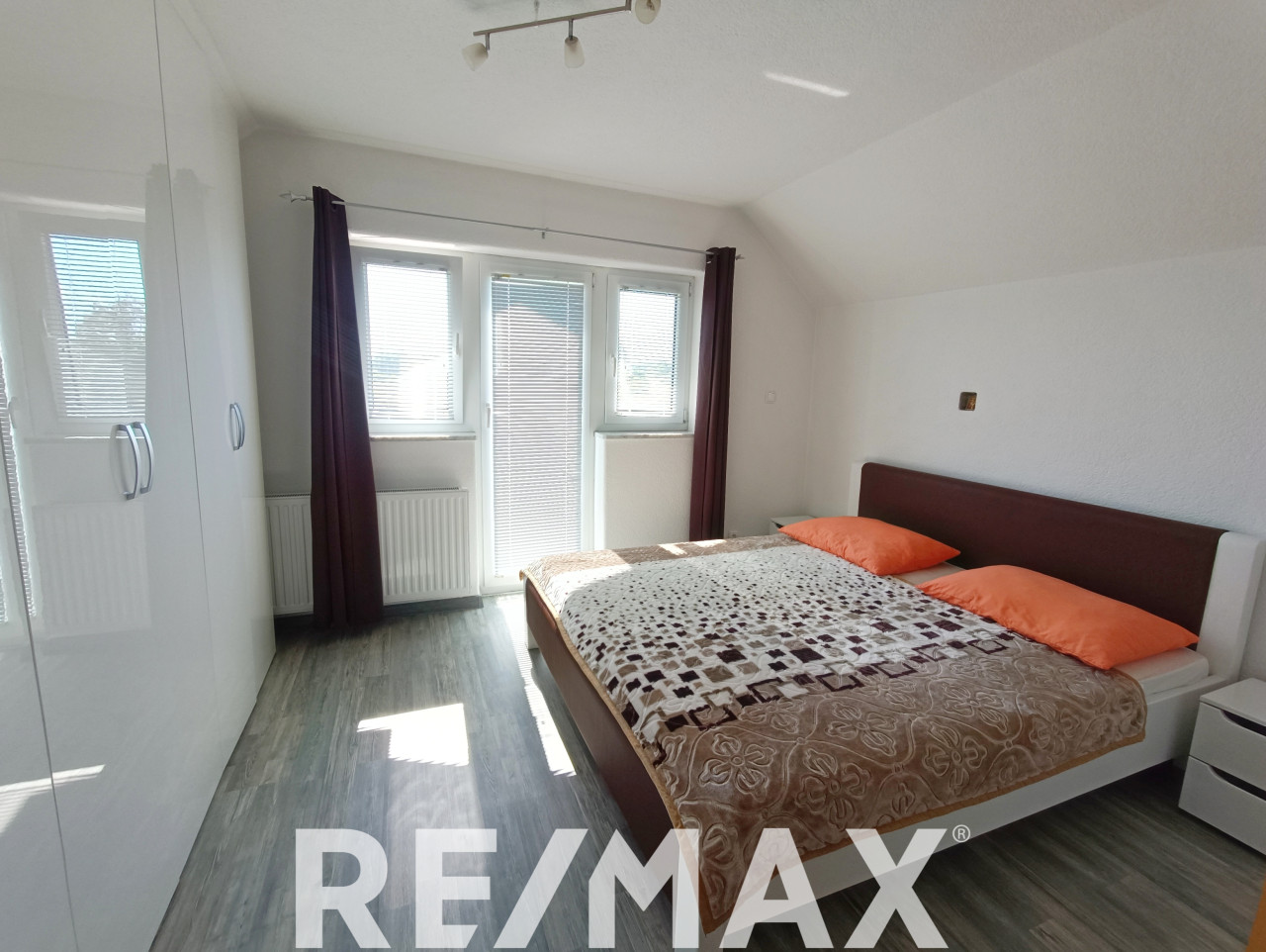 Prostrano imanje sa dva stana na 3120m2 u Derventskom lugu 31