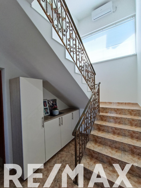 Prostrano imanje sa dva stana na 3120m2 u Derventskom lugu 36