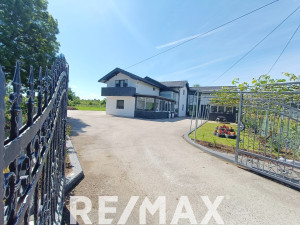 Spacious with two apartments on 3120m2 in Derventski Lug