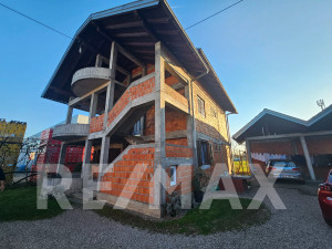 Zemljište od 2600m2 sa 2 kuće uz autoput