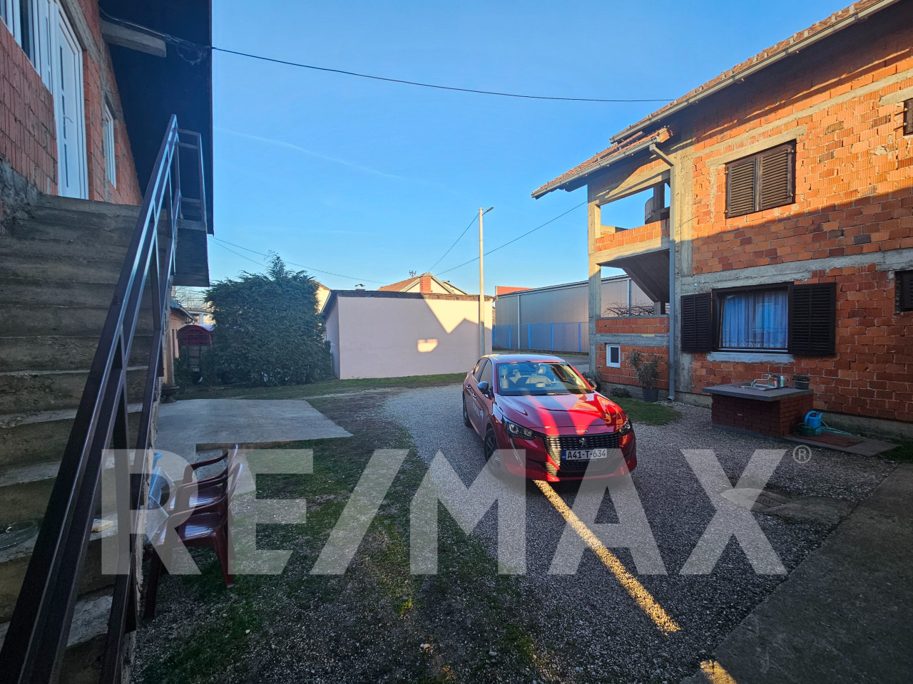 2 novije kuće na placu od 2600m2 uz autoput 7