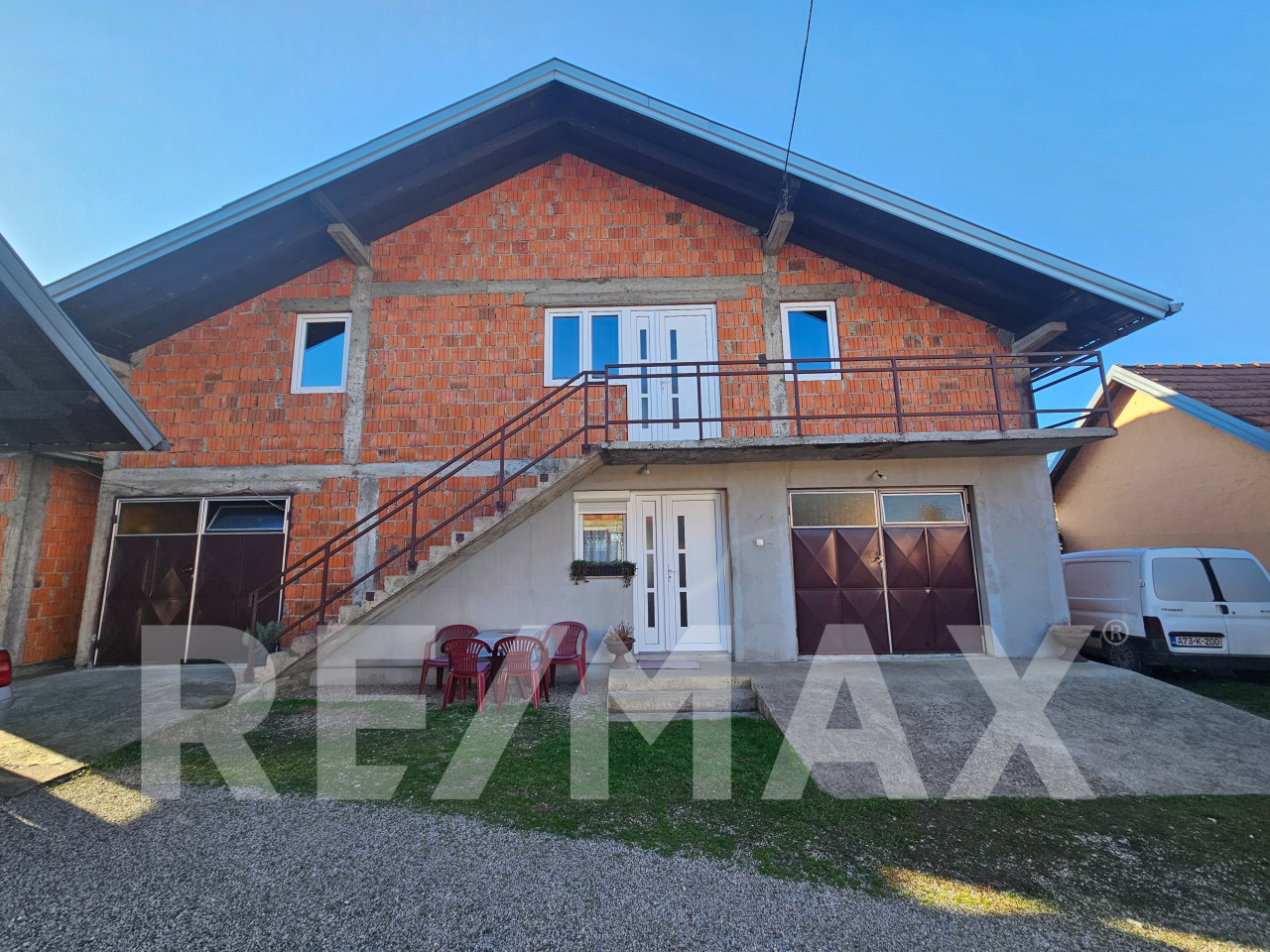 2 novije kuće na placu od 2600m2 uz autoput 8
