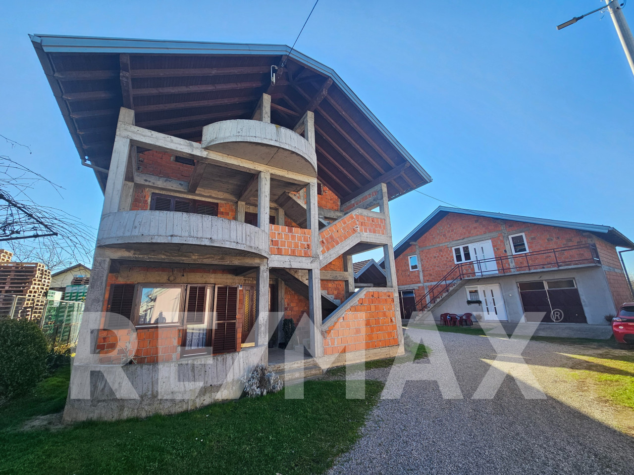 2 novije kuće na placu od 2600m2 uz autoput 11