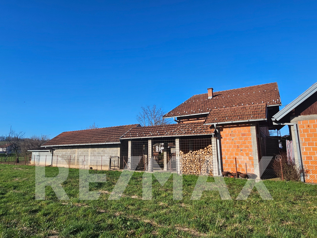 2 novije kuće na placu od 2600m2 uz autoput 16