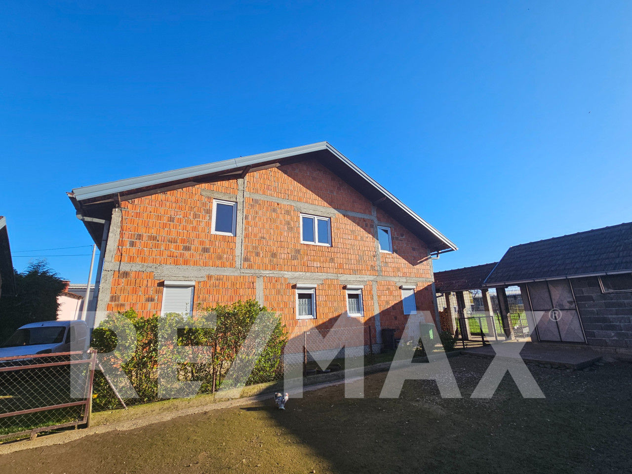 2 novije kuće na placu od 2600m2 uz autoput 18