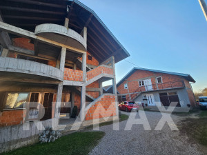 2 newer houses on a 2600m2 plot next to the highway