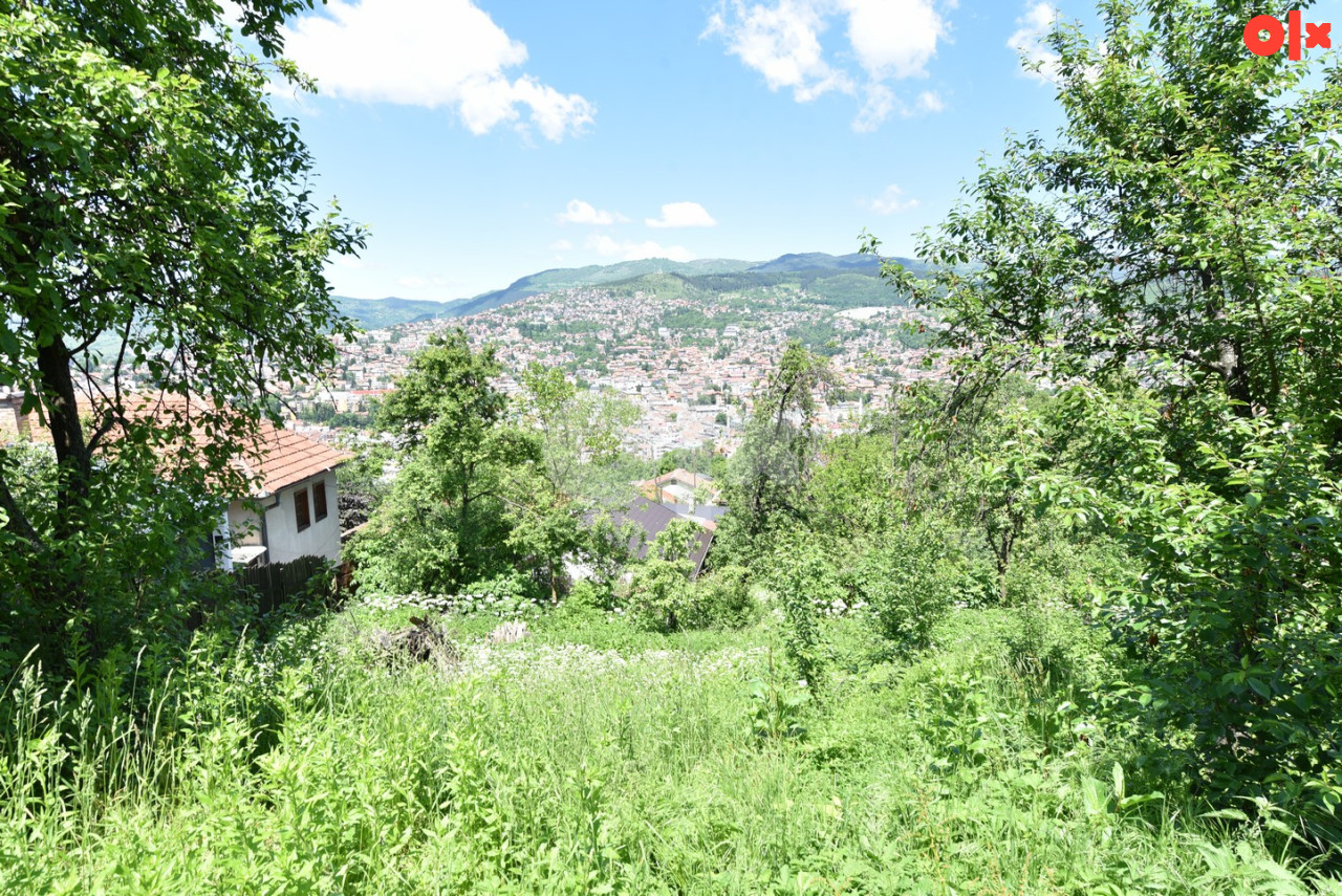 Kuća sa garažom i baštom na parceli 550 m²/ Širokača - Stari Grad - Mehr