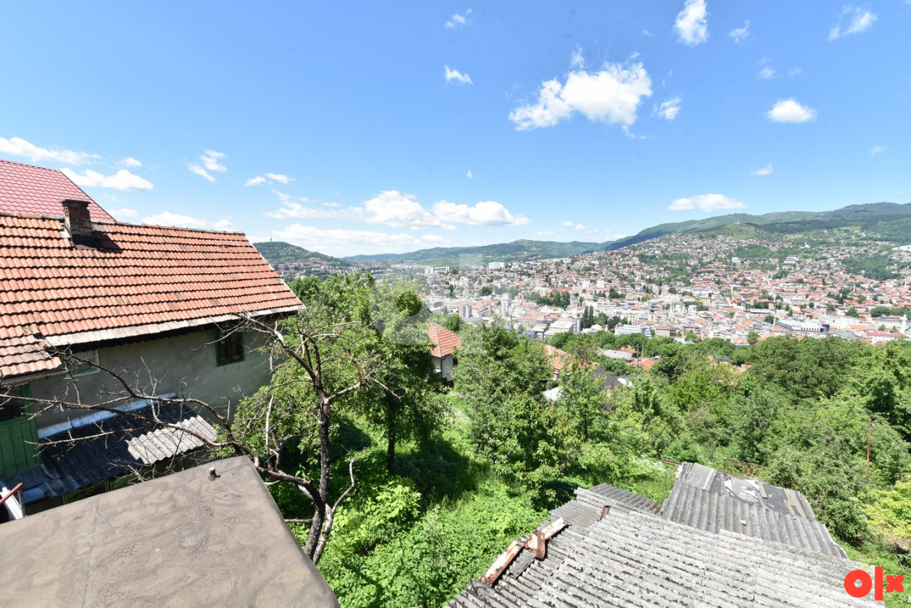 Kuća sa garažom i baštom na parceli 550m2/ Širokača - Stari Grad